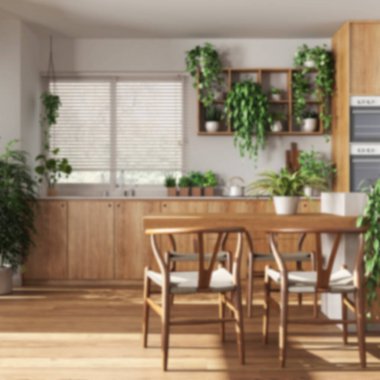 Arka planda bulanıklık, ada, sandalye, pencere ve aletleri olan modern ahşap mutfak. Biyofilik konsept, birçok ev bitkisi. Kentsel orman iç tasarımı