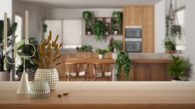 Ahşap masa, masa ya da raf seramik ve cam vazolarla kaplıdır. Kuru bitkiler, bulanık mutfak ve yemek odası manzarası, kentsel orman iç tasarım konsepti.