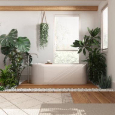Arka planda bulanıklık, modern ahşap banyo küvet ve birçok ev bitkisi ile yakın çekim. Biyofili konsepti. Kentsel orman iç tasarımı