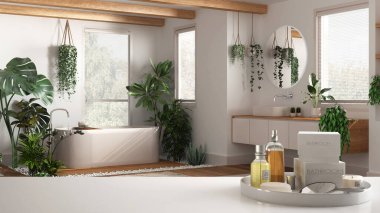 Spa, otel banyosu konsepti. Banyo aksesuarları, banyo malzemeleri, banyo küveti ve birçok ev bitkisi, kentsel orman iç tasarımı olan beyaz masa ya da raf.