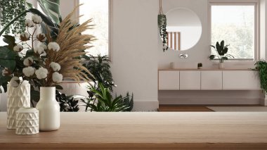 Ahşap masa, masa ya da raf modern banyonun üzerinde pamuk çiçekli seramik vazolar ile kaplanmış ev bitkileri, kentsel orman iç tasarım konsepti