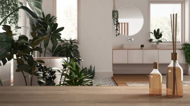 Ahşap masa ya da raf aromatik çubuklarla modern banyonun üzerine şişe, küvet ve birçok ev bitkisi, mimari iç tasarım.