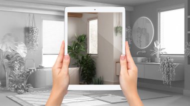 Ev bitkileriyle dolu banyoyu gösteren tableti tutan eller, tamamen boş proje geçmişi, artırılmış gerçeklik kavramı, mobilya ve iç tasarım ürünlerini taklit etmek için uygulama