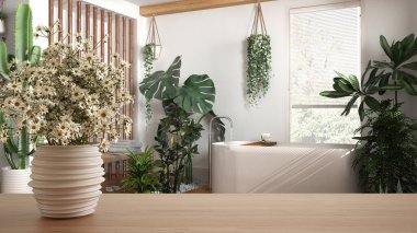 Ahşap masa ya da rafın üstünde çömlek vazosu, papatya, yabani çiçek, banyo, küvet ve ev bitkileri kentsel orman tarzında, ev bitkileri, iç tasarım konsepti