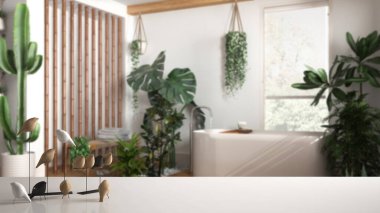 Beyaz masa üstü ya da rafta minimalist kuş süsü, kuş süsü - küvet ve birçok ev bitkisi ile banyo üzerindeki beceri, mimari iç tasarım, kentsel orman