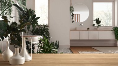 Minimalist modern vazolarla kaplı ahşap masa ya da raf küvetli ve birçok bitkili modern banyo, şehir ormanı, biyofilik iç tasarım