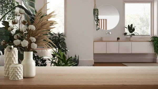 Ahşap masa, masa ya da raf modern banyonun üzerinde pamuk çiçekli seramik vazolar ile kaplanmış ev bitkileri, kentsel orman iç tasarım konsepti
