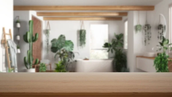 空的木制桌子 书桌或架子 视线模糊 浴室里有浴缸和许多室内植物 城市丛林室内设计概念 — 图库照片