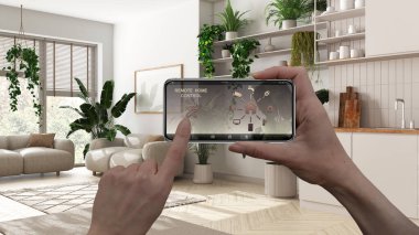 Uygulama simgeleri olan aygıt. Akıllı ev kontrol konsepti, mobil uygulamadan el kontrollü dijital arayüz. Ahşap mutfak ve ev bitkileriyle oturma odası, kentsel orman iç tasarımı.