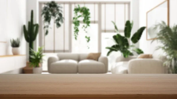ソファと多くの観葉植物と最小限の白いリビングルームのぼやけたビューで空の木製のテーブル 机や棚 都市ジャングルインテリアデザインコンセプト — ストック写真