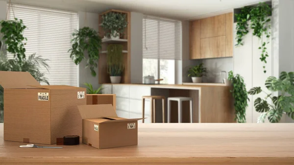 木制桌子 书桌或架子 堆放成堆的纸板箱 模糊的视野 最低限度厨房和客厅 室内室内设计 带复制空间的搬家概念 — 图库照片