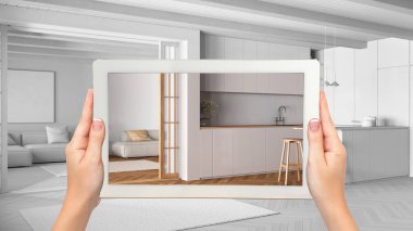 Gelişmiş gerçeklik kavramı. El ele tutuşma tableti, mobilya ve tasarım ürünlerini tamamen beyaz arka plan, en az mutfak ve oturma odasında canlandırmak için kullanılan AR uygulaması.