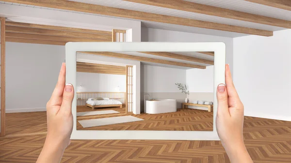 증강현실 나무로 최소한의 욕실에서 디자인 제품을 시뮬레이션하는 프로그램으로 손으로 태블릿을 — 스톡 사진