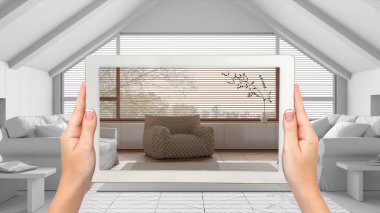 Gelişmiş gerçeklik kavramı. El ele tutuşma tableti ve AR uygulaması mobilya ve tasarım ürünlerini tamamen beyaz arka planda, minimum japandi oturma odasında canlandırmak için kullanılır.