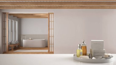 Spa, otel banyosu konsepti. Banyo aksesuarları, banyo malzemeleriyle dolu beyaz masa ya da raf, küvetli minimum banyo, modern japandi iç tasarımı.