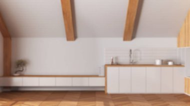 Arka plan bulanık, az ahşap mutfak eğimli tavan ve ringa kemiği parke. Dolaplar ve aletler. Japandi İskandinav tarzı, tavan arası iç tasarımı