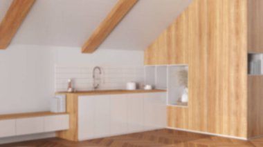 Arka planda bulanıklık, tavan arası tasarımı, eğimli ahşap tavanlı asgari mutfak ve meşe parke zemin. Dolaplar ve aletler. Japandi İskandinav tarzı