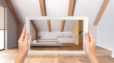 Gelişmiş gerçeklik kavramı. Boş ahşap iç mekanlarda mobilya ve tasarım ürünlerini taklit etmek için kullanılan AR uygulamalı el bilgisayarı tableti, japandi 'nin oturma odası ve mutfak minimumu.