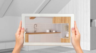 Gelişmiş gerçeklik kavramı. Tamamlanmamış beyaz arka planda mobilya ve tasarım ürünleri simülasyonu için kullanılan AR uygulamalı tablet, japandi minimal mutfak