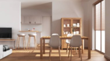 Arka planda bulanıklık, minimum ahşap yemek ve oturma odası. Sandalyeli İskandinav masası, adalı bölme duvarı ve Japon mutfağının üzerindeki tabureler. Modern iç tasarım