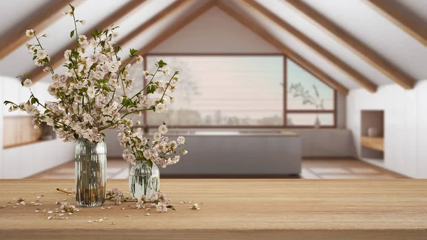 테이블 선반은 미니멀리즘 인테리어 디자인 개념의 전망에 꽃병에 벚꽃의 가지와 — 스톡 사진