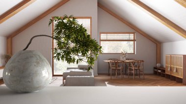 Yuvarlak mermer vazo ve saksıda yeşil yapraklar olan beyaz hasırdan masa rafı. Çatı katı ahşap yemek odasının üzerine Japon usulü. Modern iç tasarım