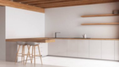 Bulanık arka plan, çağdaş ahşap mutfak. Dolapları ve reçine zemini olan bir ada. Kirişler tavan, japandi minimal iç tasarım