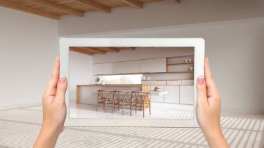 Gelişmiş gerçeklik kavramı. Boş ahşap iç kısımlardaki mobilya ve tasarım ürünlerini canlandırmak için kullanılan AR uygulamalı el bilgisayarı tableti, adalı japandi minimal mutfağı