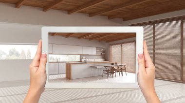 Gelişmiş gerçeklik kavramı. Boş ahşap iç kısımlardaki mobilya ve tasarım ürünlerini canlandırmak için kullanılan AR uygulamalı el bilgisayarı tableti, adalı japandi minimal mutfağı