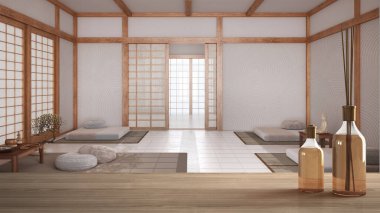 Ahşap masa üstü ya da rafta aromatik çubuklar var. Japon meditasyon odası, tatami paspaslar, modern mimari iç mimari tasarım.