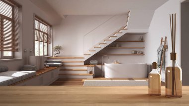 Ahşap masa ya da raf aromatik çubuklarla dolu banyo küvetli ve merdivenli şişeler, modern mimari iç tasarım.