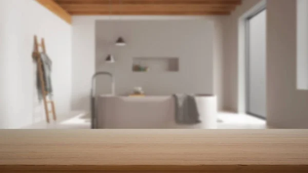 バスタブ 樹脂床 木製の天井 モダンなインテリアデザインコンセプトの最小ホワイトバスルームのぼやけた景色を望む空の木製テーブル 机または棚 — ストック写真