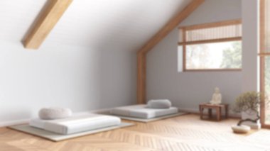 Bulanık arka plan, modern çatı katında minimum meditasyon odası. Yastıklar, tatami paspaslar ve pencere. Tahta kirişler ve parke zemin. Japon iç tasarımı