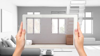 Gelişmiş gerçeklik kavramı. El ele tutuşma tableti ve AR uygulaması tamamen beyaz arka planda mobilya ve tasarım ürünleri simülasyonu için kullanılır, minimum oturma odası, kanepe ve merdiven