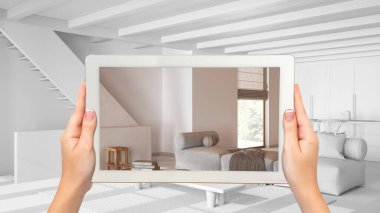 Gelişmiş gerçeklik kavramı. El ele tutuşma tableti ve AR uygulaması tamamen beyaz arka planda mobilya ve tasarım ürünleri simülasyonu için kullanılır mutfak ve merdiven ile oturma odası