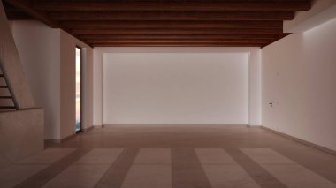 Karanlık akşam sahnesi, boş oda iç tasarımı, reçine zemin, pencere ve beyaz duvarlı açık alan, ahşap kirişler tavan, minimal modern mimari konsept fikri