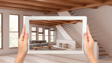 Gelişmiş gerçeklik kavramı. Boş ahşap iç mekanlarda mobilya ve tasarım ürünlerini canlandırmak için kullanılan AR uygulamalı el bilgisayarı tableti, merdiveni olan minimal oturma odası