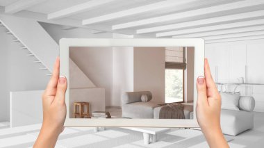 Gelişmiş gerçeklik kavramı. El ele tutuşma tableti ve AR uygulaması tamamen beyaz arka planda mobilya ve tasarım ürünleri simülasyonu için kullanılır mutfak ve merdiven ile oturma odası