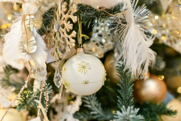 Brinquedos Bola Branca Pendurados Uma Árvore Natal — Fotografia de Stock