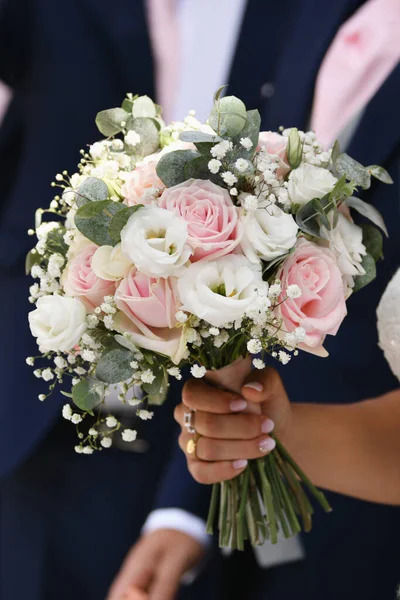 Buquê Noiva Com Rosas Lisianthus Eucalipto — Fotografia de Stock