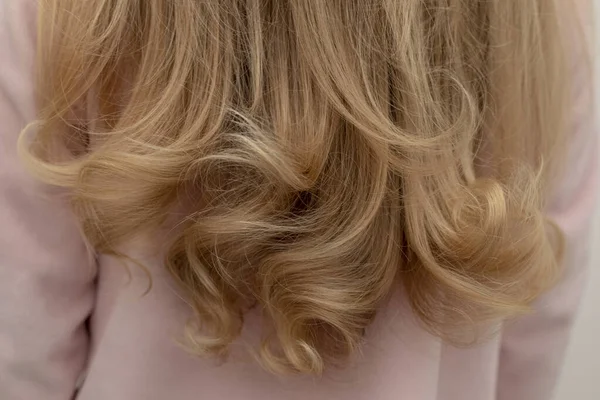 Kızı Geri Güzel Kıvırcık Saçlı Duruyor — Stok fotoğraf