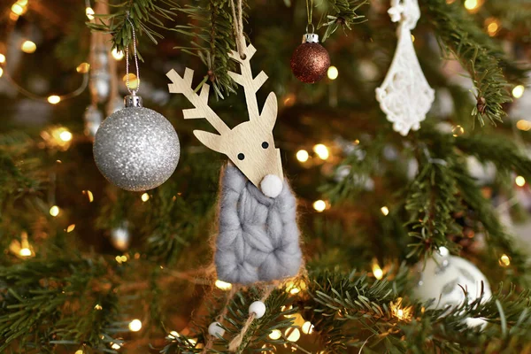 Brinquedos Pendurados Uma Árvore Natal — Fotografia de Stock