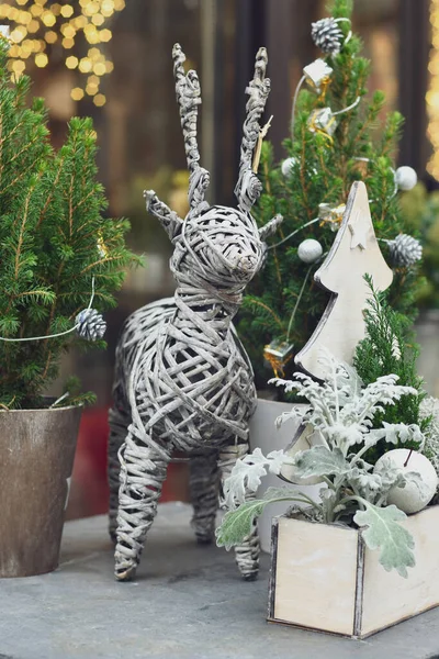 Árvore Natal Decorada Pote Branco Uma Loja — Fotografia de Stock