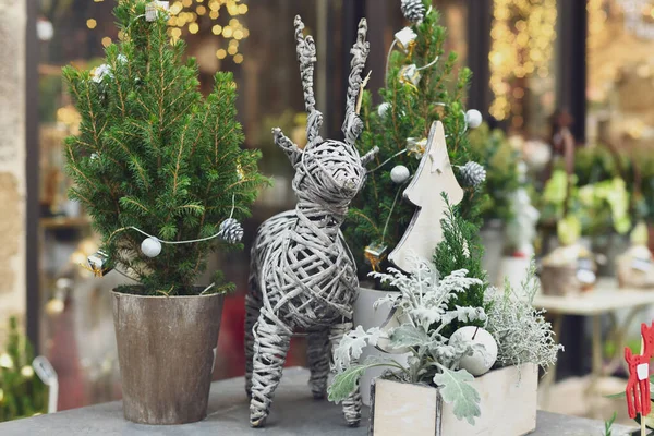 Díszített Karácsonyfa Egy Fehér Edényben Egy Boltban — Stock Fotó