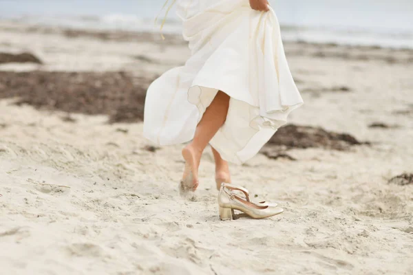 Невеста Белом Платье Золотые Туфли Песчаном Пляже — стоковое фото