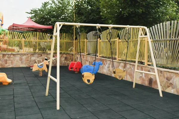 Διάφορα Παιδικά Παιχνίδια Στην Παιδική Χαρά Swing Καρουζέλ Στο Πάρκο — Φωτογραφία Αρχείου