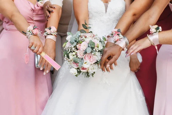 Noiva Com Buquê Damas Honra Vestidos Pulseiras Idênticos — Fotografia de Stock