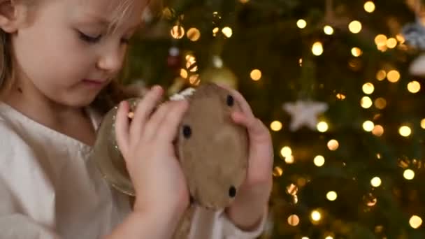 Dívka Dívá Skleněnou Kouli Scénou Narození Ježíše Krista — Stock video