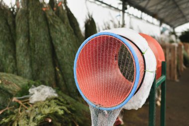 Bir markette Noel ağacı ve paketleme aleti