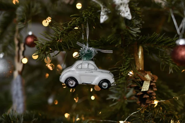 挂在圣诞树上的白色汽车和玩具 — 图库照片